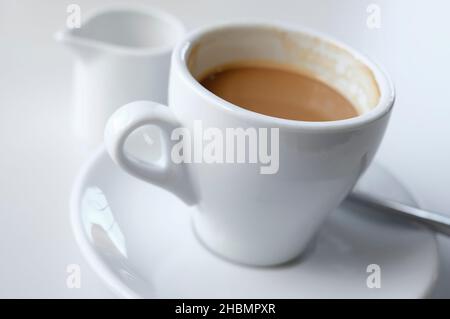 tasse Americano-Kaffee in weißer Tasse und Untertasse Stockfoto