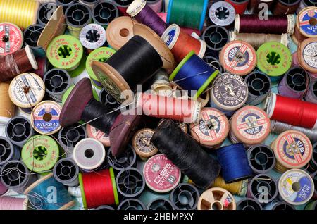 Bunte alte Baumwollspulen in Nähbox Stockfoto