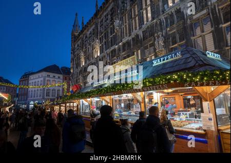 Aachen -der Aachener Weihnachtsmarkt lockt jährlich Hunderttausende Besucher auf die Plätze und in die Gassen rund um den Aachener Dom und das Rathaus Stockfoto