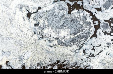 Schmutziger Schaum auf der Wasseroberfläche Stockfoto