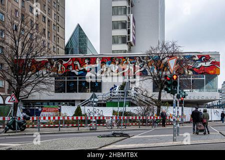 Das Pressecafe und neu enthülltes ostdeutsches Wandgemälde von Künstler Willi Neubert - Karl-Liebknecht-Str. 29A Mitte, Berlin. Ein längst vergessenes ostdeutsches Wandbild Stockfoto