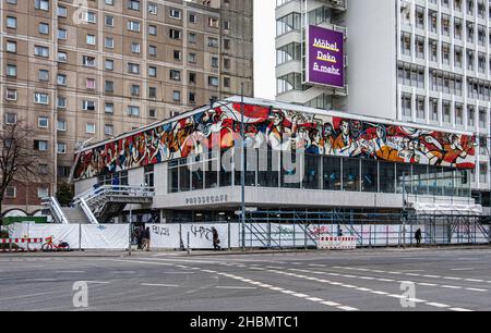 Das Pressecafe und neu enthülltes ostdeutsches Wandgemälde von Künstler Willi Neubert - Karl-Liebknecht-Str. 29A Mitte, Berlin. Ein längst vergessenes ostdeutsches Wandbild Stockfoto