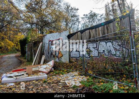 In einem Waldgebiet neben der S-Bahn-Station Schönholz befindet sich ein Stück der ehemaligen Berliner Mauer in Pankow, Berlin. Es ist ein denkmalgeschütztes Denkmal und ist eingezäunt Stockfoto