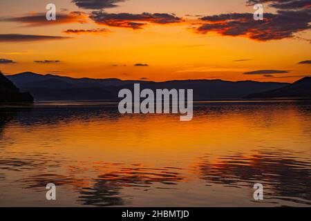 Blick bei Sonnenuntergang auf die Donau-Schlucht bei Djerdap in Serbien Stockfoto