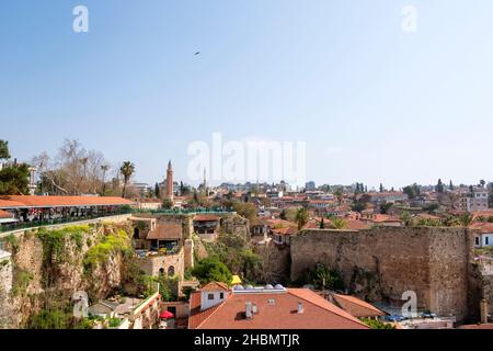 Blick über die Altstadt im Stadtteil Kaleici in der Nähe des Yachthafens in Antalya. Menschen, die in Cafés sitzen Stockfoto