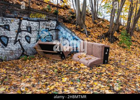Im Herbst, Pankow, Berlin, verlassene Möbel neben dem Bahndamm Stockfoto