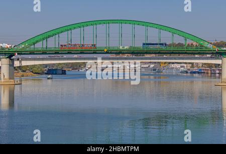 Belgrad, Serbien - 04. Oktober 2021: Alte Brücke Über Den Fluss Sava. Stockfoto