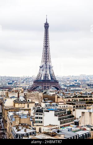 Eiffelturm in Paris vom Arc de Triomphe aus gesehen Stockfoto