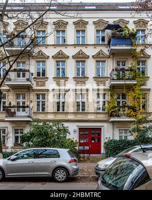 Wohnhaus mit Giebelfenstern und skulpturalen Details in der Brehmestraße, Pankow, Berlin Stockfoto
