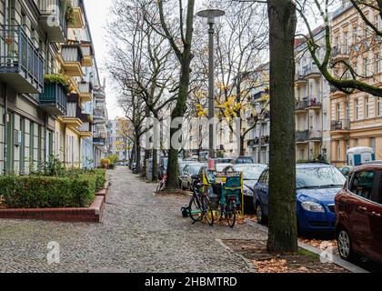 Wohngebäude in der Brehmestraße, Pankow, Berlin. Blick auf die Straße auf Wohnblocks in einem Wohngebiet Stockfoto