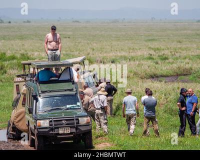 Serengeti-Nationalpark, Tansania - 8. MÄRZ 2017: Safarifahrzeug steckt im Schlamm in der südlichen Serengeti, Tansania Stockfoto