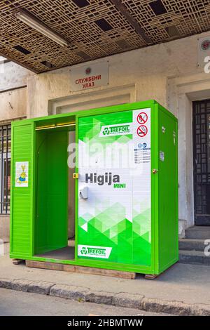 Belgrad, Serbien - 25. November 2021: Desinfektionstunnel vor dem Sanitäranlagen-Tor des Krankenhauses. Stockfoto