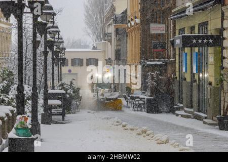 Belgrad, Serbien - 12. Dezember 2021: Schneeräumungs-Bürstenmaschinen bei City Street Winter. Stockfoto