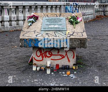 Platz des 9. November 1989, Freilichtausstellung auf dem Gelände des ehemaligen Berliner Mauerabstellpunktes am östlichen Ende der Bornholmer Brücke, Prenzlauer Berg, Berlin Stockfoto