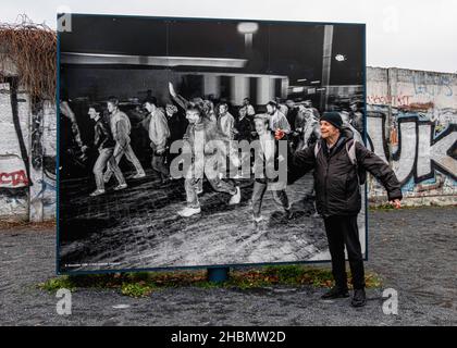 Platz des 9. November 1989, Freilichtausstellung auf dem Gelände des ehemaligen Berliner Mauerabstellpunktes am östlichen Ende der Bornholmer Brücke, Prenzlauer Berg, Berlin Stockfoto