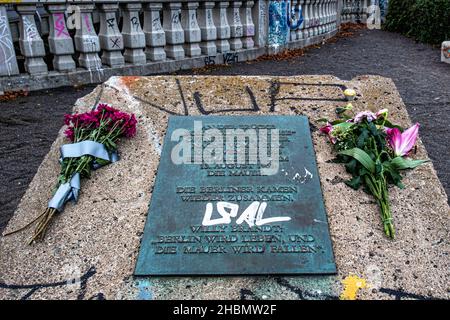 Platz des 9. November 1989, Freilichtausstellung auf dem Gelände des ehemaligen Berliner Mauerabstellpunktes am östlichen Ende der Bornholmer Brücke, Prenzlauer Berg, Berlin Stockfoto