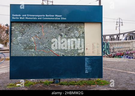 Platz des 9. November 1989, Freilichtausstellung auf dem Gelände des ehemaligen Berliner Mauerabstellpunktes am östlichen Ende der Bornholmer Brücke, Prenzlauer Berg, Berlin Stockfoto