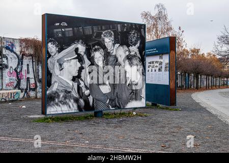 Platz des 9. November 1989, Freilichtausstellung auf dem Gelände des ehemaligen Berliner Mauerabstellpunktes am östlichen Ende der Bornholmer Brücke, Prenzlauer Berg, Berlin Stockfoto