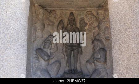 Tempel mit fünf Streitwagen. Statuen von hinduistischen Gottheiten in Stein gemeißelt. Im felsigen Hintergrund. (Platz für Mahabalaipuram) Stockfoto