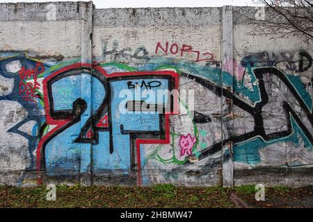 Platz des 9. November 1989, Freilichtausstellung auf dem Gelände des ehemaligen Berliner Mauerabstellpunktes am östlichen Ende der Bornholmer Brücke, Prenzlauer Berg, Berlin Stockfoto