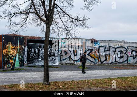 Platz des 9. November 1989, Freilichtausstellung auf dem Gelände des ehemaligen Berliner Mauerabstellpunktes am östlichen Ende der Bornholmer Brücke, Prenzlauer Berg, Berlin Stockfoto