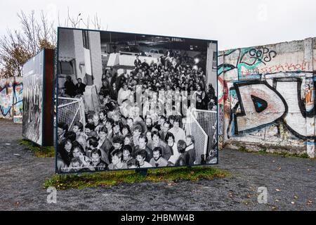 Platz des 9. November 1989, Freilichtausstellung auf dem Gelände des ehemaligen Berliner Mauerabstellpunktes am östlichen Ende der Bornholmer Brücke, Prenzlauer Berg, Berlin Stockfoto