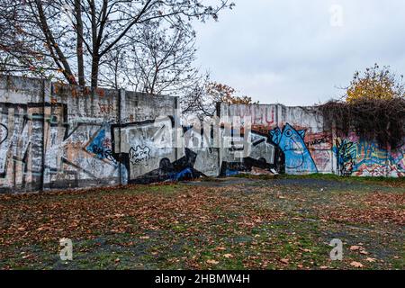 Platz des 9. November 1989, Freilichtausstellung auf dem Gelände des ehemaligen Berliner Mauerabstellpunktes am östlichen Ende der Bornholmer Brücke, Prenzlauer Berg, Berlin Stockfoto