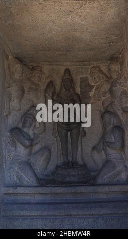 Tempel mit fünf Streitwagen. Statuen von hinduistischen Gottheiten in Stein gemeißelt. Im felsigen Hintergrund. (Platz für Mahabalaipuram) Stockfoto