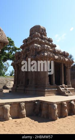 Dies sind „fünf rathas“, da sie den Prozessionswagen eines Tempels ähneln. Statuen in Stein gemeißelt. Dies ist eines der Merkmale in mehreren hinduistischen Schriften Stockfoto