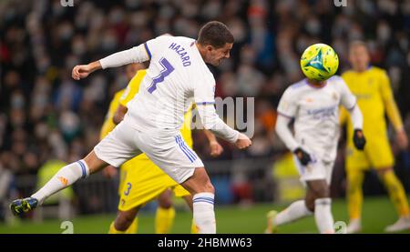 Estadio Santiago Bernabeu, Madrid, Spanien. 19th Dez 2021. Men's La Liga Santander, Real Madrid CF gegen Cadiz CF; Hazard Heads at Goal Credit: Action Plus Sports/Alamy Live News Stockfoto