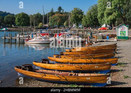 Waterhead, Blick im Sommer von Vergnügungsbooten, die in Waterhead, einem Hafen am Nordufer des Lake Windermere in der Nähe von Ambleside, Cumbria, England, vertäut sind Stockfoto