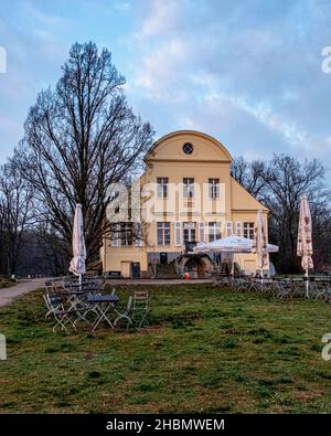 Gutspark Neukladow, historisches Herrenhaus Neukladow, erbaut 1800, heute Restaurant und Kulturzentrum, Neukladower Allee 9-12,Kladow, Spandau, Berlin Stockfoto