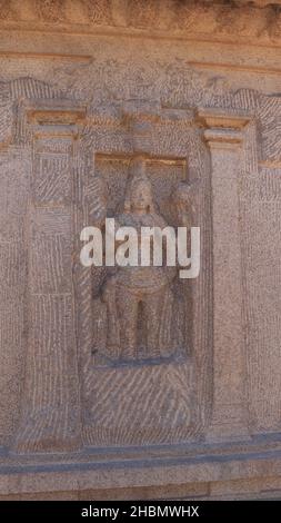 Tempel mit fünf Streitwagen. Statuen von hinduistischen Gottheiten in Stein gemeißelt. Im Hintergrund des Felsens. (Lage Mahabalaipuram) Stockfoto