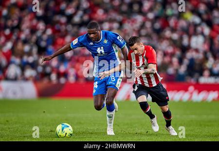 William Carvalho von Real Betis Balompie, Yuri Berchiche vom Athletic Club während des Fußballspiels der spanischen Meisterschaft La Liga zwischen Athletic Club und Real Betis Balompie am 19. Dezember 2021 im Stadion San Mames in Bilbao, Spanien - Foto: Inigo Larreina/DPPI/LiveMedia Stockfoto