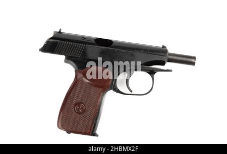 Draufsicht auf die Makarov-Pistole mit dem in der offenen Position angestoppten Bolzen auf weißem Hintergrund. Die Pistolenschraube wird gestoppt. Nahaufnahme. Stockfoto