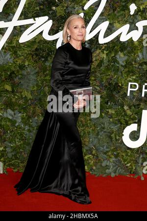 LONDO, GROSSBRITANNIEN - 30. Nov 2021: Kristin Scott Thomas nimmt an den Fashion Awards 2021 in der Royal Albert Hall am 29. November 2021 in London Teil Stockfoto