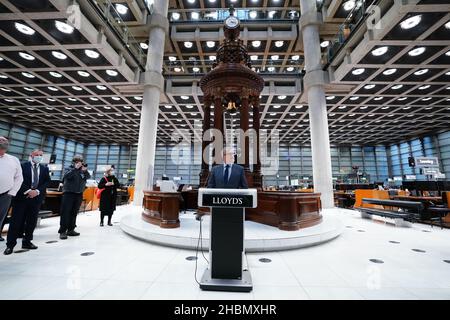 Bruce Carnegie-Brown, Chairman von Lloyd's, spricht vor der Lutine Bell auf dem Underwriting Floor des Lloyd's Building in London, bevor sie in Erinnerung an den Architekten des Gebäudes, Sir Richard Rogers, geläutet wird, der am Samstag im Alter von 88 Jahren starb. Bilddatum: Montag, 20. Dezember 2021. Stockfoto