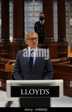 Bruce Carnegie-Brown, Chairman von Lloyd's, spricht vor der Lutine Bell auf dem Underwriting Floor des Lloyd's Building in London, bevor sie in Erinnerung an den Architekten des Gebäudes, Sir Richard Rogers, geläutet wird, der am Samstag im Alter von 88 Jahren starb. Bilddatum: Montag, 20. Dezember 2021. Stockfoto