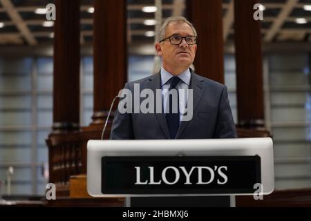 Bruce Carnegie-Brown, Chairman von Lloyd's, spricht vor der Lutine Bell auf dem Underwriting Floor des Lloyd's Building in London, bevor sie in Erinnerung an den Architekten des Gebäudes, Sir Richard Rogers, geläutet wird, der am Samstag im Alter von 88 Jahren starb. Bilddatum: Montag, 20. Dezember 2021. Stockfoto