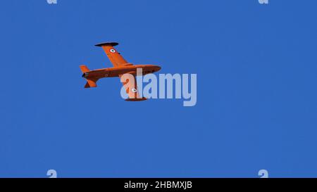 Rivolto del Friuli Italien 17. SEPTEMBER 2021 gut sichtbarer, militärischer Jet-Flieger im Flug mit komplett blauem Himmel. Aermacchi MB-326 von Vo Stockfoto