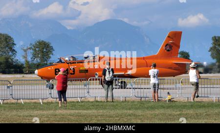 Rivolto del Friuli Italien 17. SEPTEMBER 2021 Historisches Militärjet-Trainerflugzeug vor der Öffentlichkeit einer Flugschau. Aermacchi MB-326 von Volafeni Stockfoto