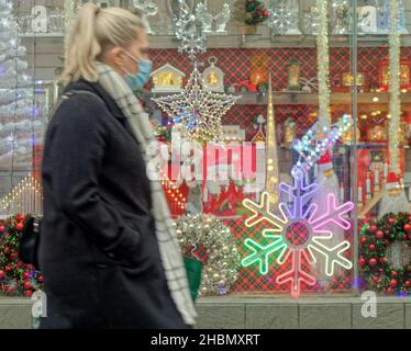 Glasgow, Schottland, Großbritannien. 20th Dez 2021. Weihnachtseinkäufe sahen wenig Weihnachtsstimmung an einem grauen Tag, wo Lichter und Einkaufen das einzige Zeichen des Urlaubs waren. Quelle: gerard Ferry/Alamy Live News Stockfoto