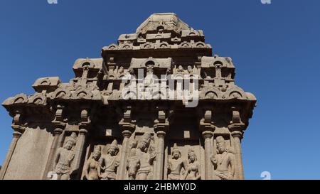 Dies sind „fünf rathas“, da sie den Prozessionswagen eines Tempels ähneln. Statuen in Stein gemeißelt. Dies ist eines der Merkmale in mehreren hinduistischen Schriften Stockfoto