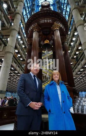 Bruce Carnegie-Brown, Chairman von Lloyd's, steht mit Ruth Rogers, der Witwe von Sir Richard Rogers, der am Samstag im Alter von 88 Jahren starb, auf dem Underwriting-Boden vor der Lutine Bell, die in Erinnerung an Sir Richard, den Designer des Lloyd's Building in London, geläutet wurde. Bilddatum: Montag, 20. Dezember 2021. Stockfoto