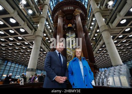 Bruce Carnegie-Brown, Chairman von Lloyd's, steht mit Ruth Rogers, der Witwe von Sir Richard Rogers, der am Samstag im Alter von 88 Jahren starb, auf dem Underwriting-Boden vor der Lutine Bell, die in Erinnerung an Sir Richard, den Designer des Lloyd's Building in London, geläutet wurde. Bilddatum: Montag, 20. Dezember 2021. Stockfoto