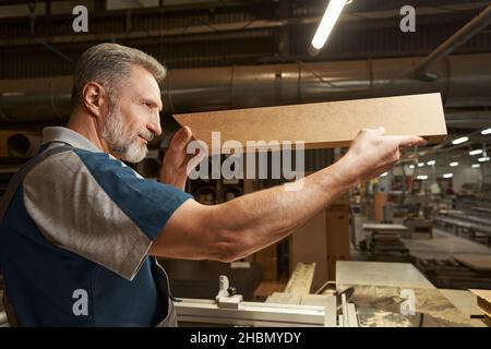 Positiv erfreut männlichen Tischler in der Werkstatt Stockfoto