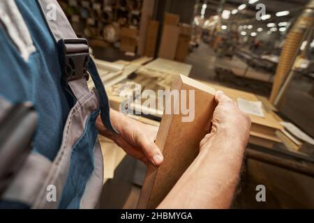 Fokussiertes Foto auf Tischler, der in der Werkstatt steht Stockfoto