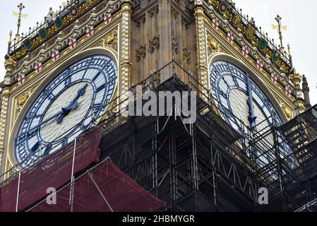 Big Ben, Parliament Square, London, Großbritannien. 20th Dez 2021. Zwei der Ziffobblätter von Big Ben erzählen verschiedene Zeiten. Kredit: Matthew Chattle/Alamy Live Nachrichten Stockfoto