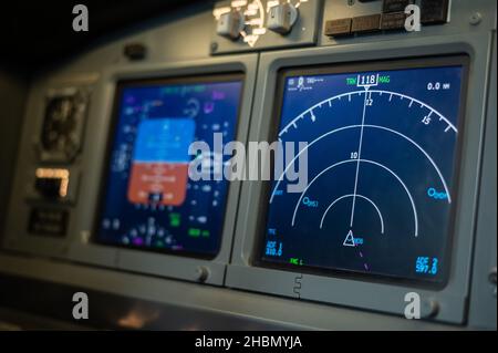 Navigation an Bord des Flugzeugs. Nahaufnahme eines Armaturenbrett eines Flugzeugs. Stockfoto