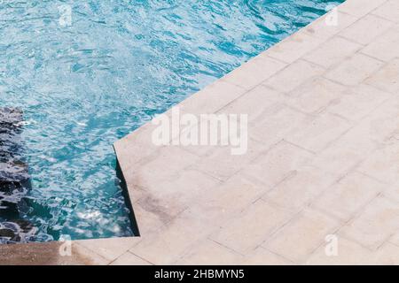 Ecke eines Swimmingpools, Blick von oben. Minimales Hintergrundfoto der Architektur Stockfoto